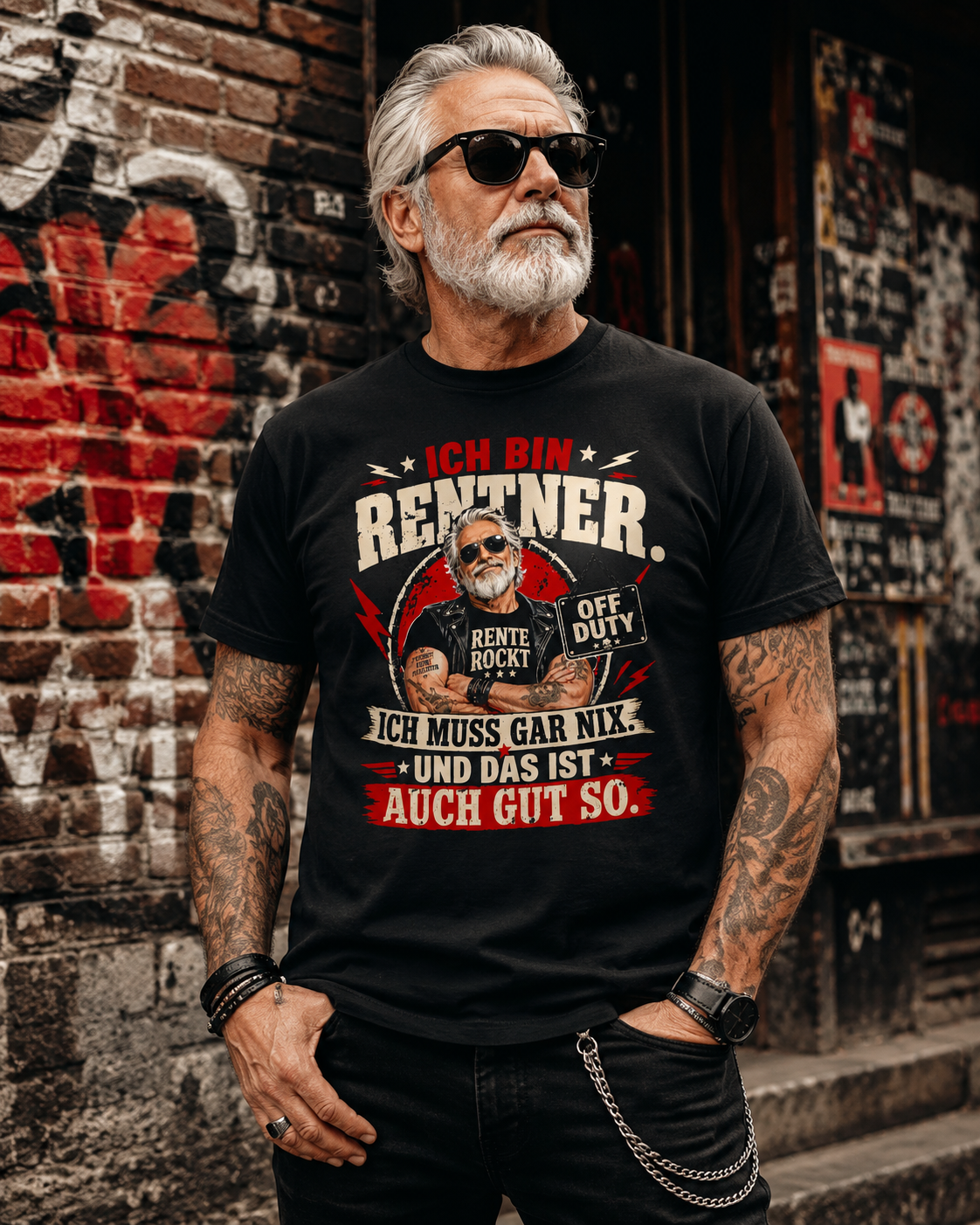 Älterer Mann im rockigen Stil trägt schwarzes Rente rockt Rentner T-Shirt