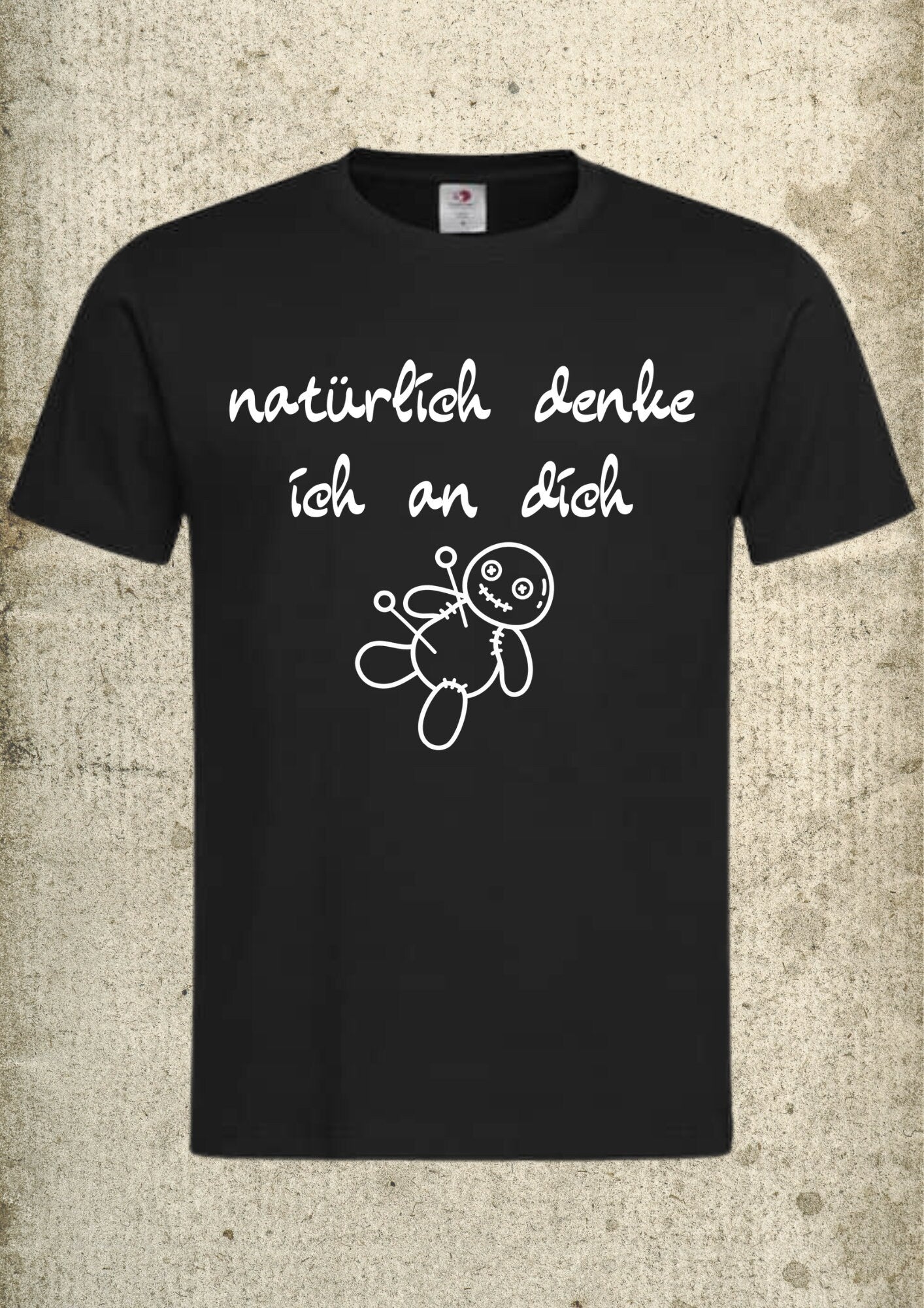 🪄 Natürlich denke ich an Dich... Vodoo Puppe T-Shirt 🖤