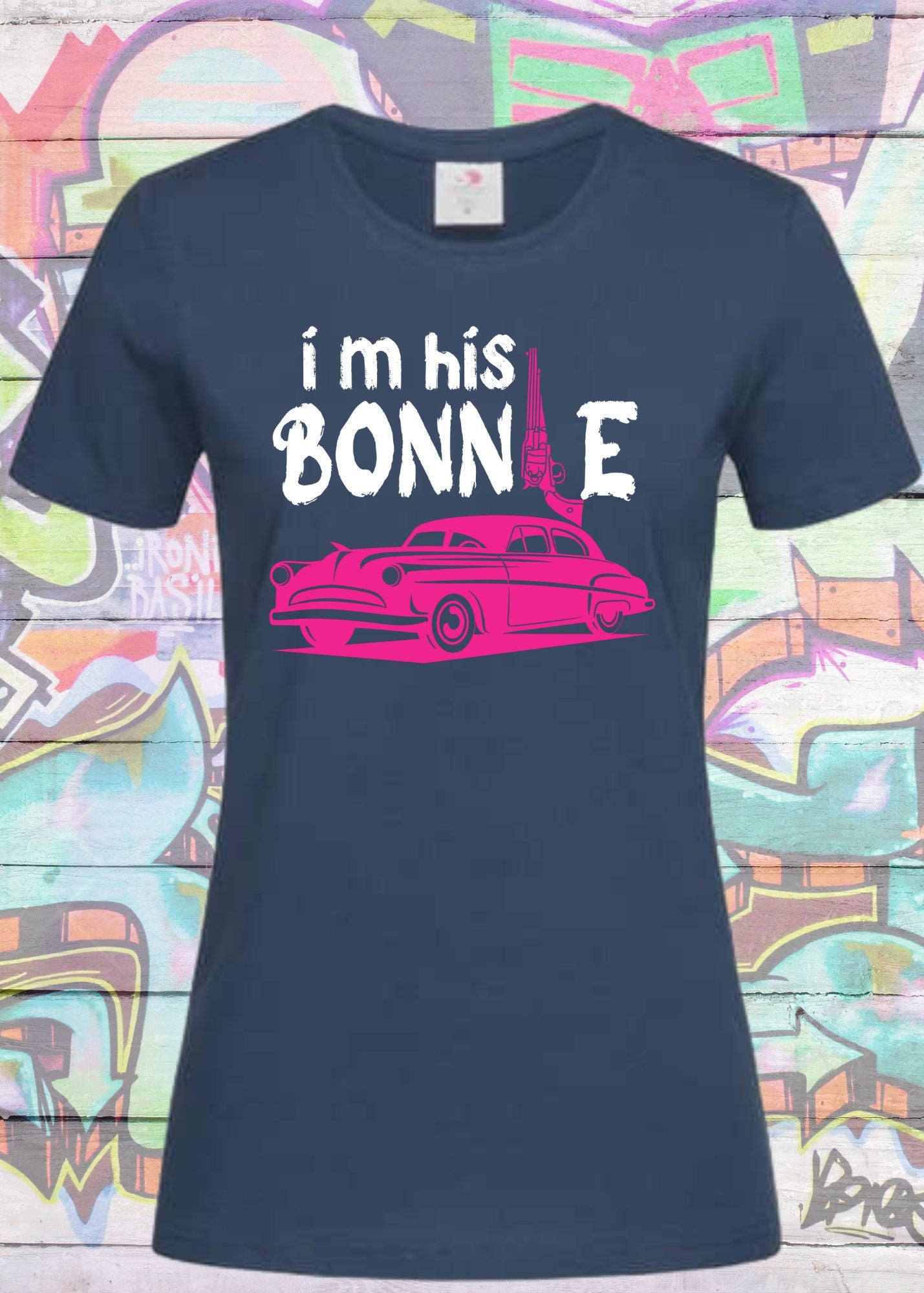 💕 Damen T-Shirt I'm his Bonnie 👫 Bonnie und Clyde Geschenkidee 🎁 Witziges T-Shirt mit Spruch 😂 Lustiges Pärchen T-Shirt 💑