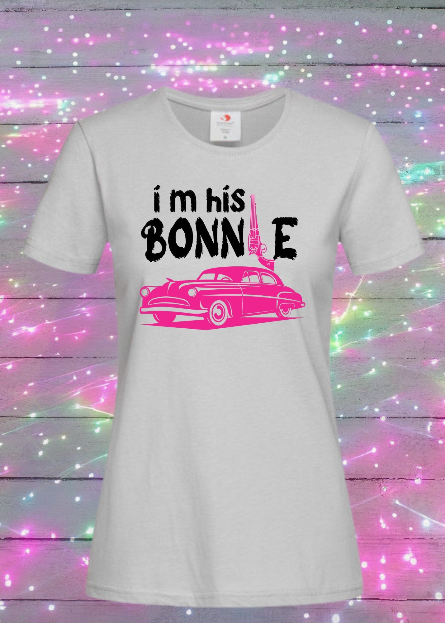 💕 Damen T-Shirt I'm his Bonnie 👫 Bonnie und Clyde Geschenkidee 🎁 Witziges T-Shirt mit Spruch 😂 Lustiges Pärchen T-Shirt 💑