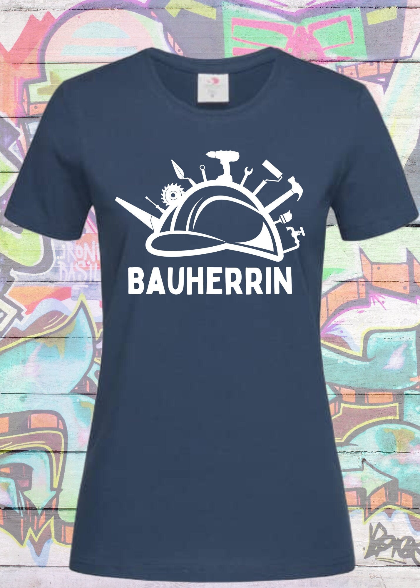 ๐ทโโ๏ธ Damen T-Shirt Bauherrin ๐๏ธ Geschenkidee fรผr Hausbesitzerin ๐ Witziges T-Shirt mit Spruch ๐ Lustiges Freizeit T-Shirt Haus bauen ๐จ