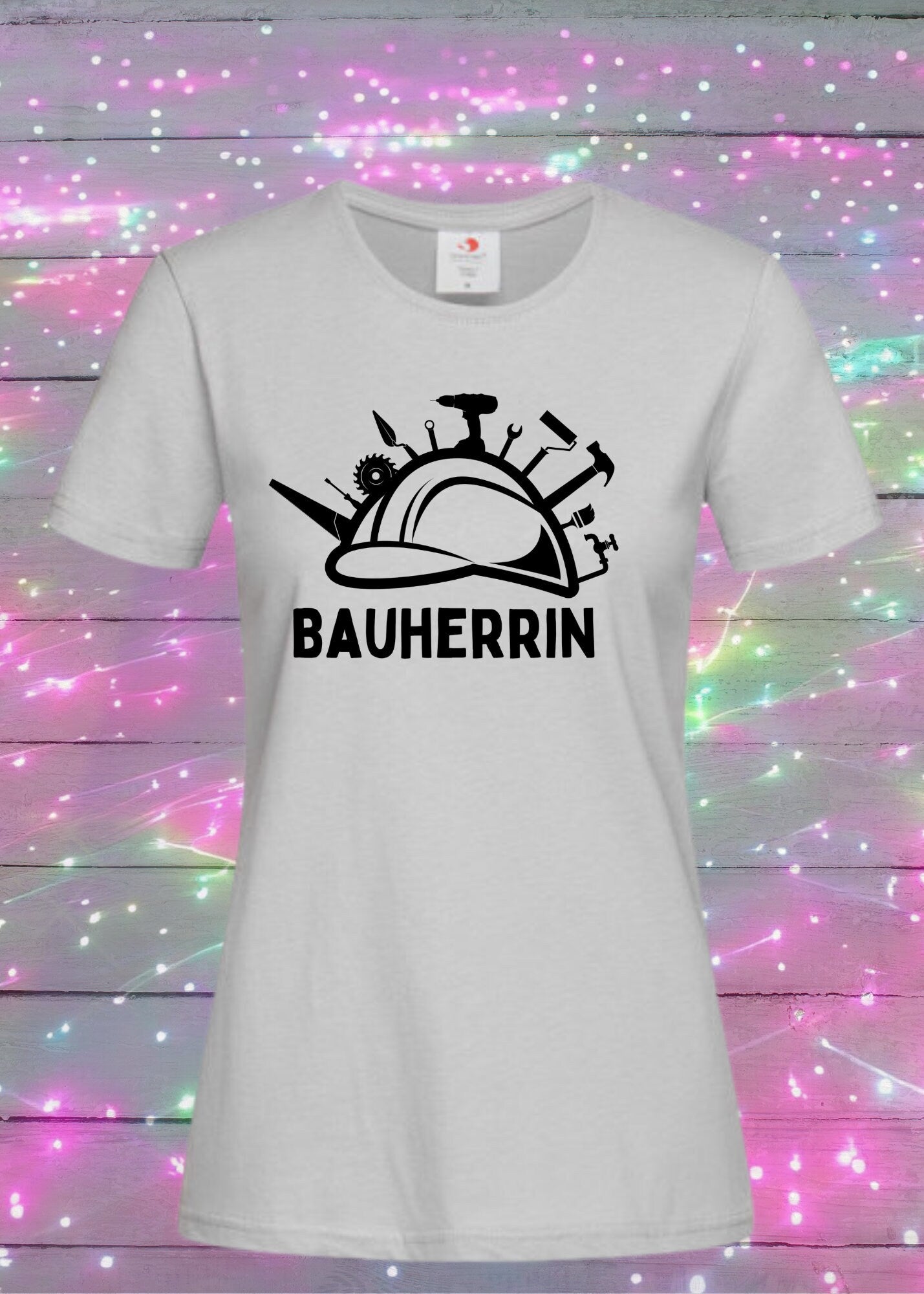 ๐ทโโ๏ธ Damen T-Shirt Bauherrin ๐๏ธ Geschenkidee fรผr Hausbesitzerin ๐ Witziges T-Shirt mit Spruch ๐ Lustiges Freizeit T-Shirt Haus bauen ๐จ