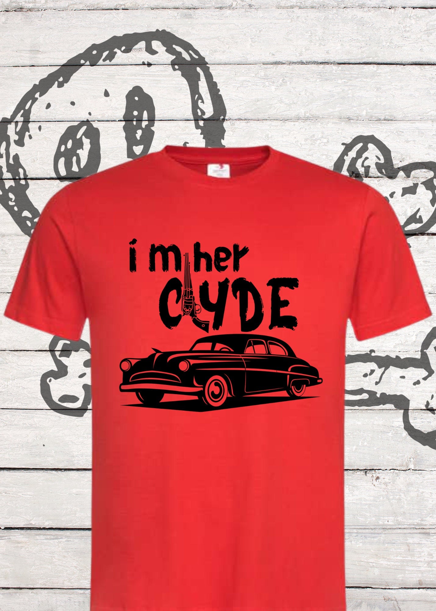 💕 Herren T-Shirt I'm her Clyde 👫 Bonnie und Clyde Geschenkidee 🎁 Witziges T-Shirt mit Spruch 😂 Lustiges Pärchen T-Shirt Unisex 💑