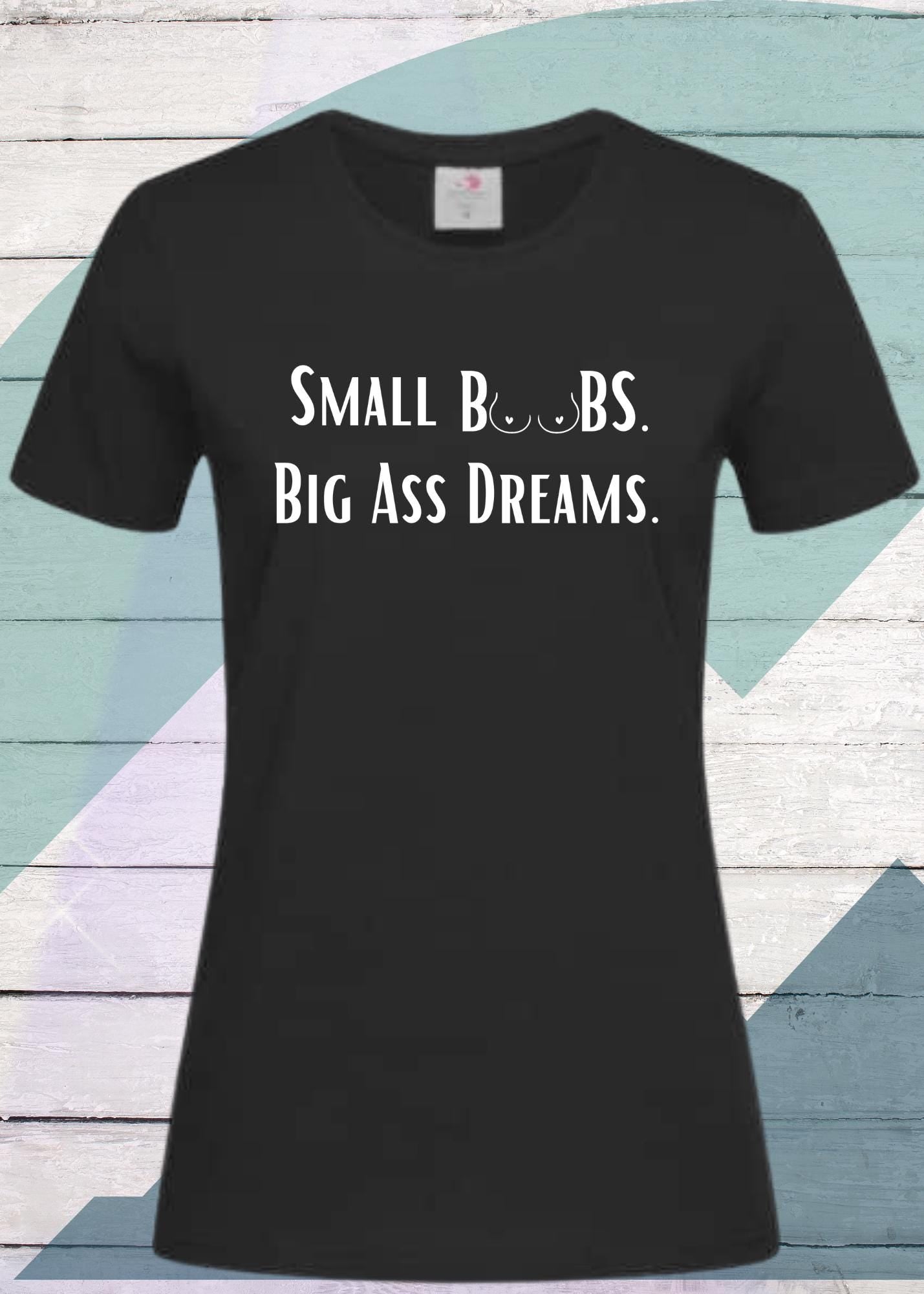 💫 Damen T-Shirt Small Boobs big Ass Dreams 🍑 Lustige Sprüche 😂 Geschenkidee T-Shirt 🎁 Freizeit T-Shirt 👕 In vielen Farben und Größen 🌈