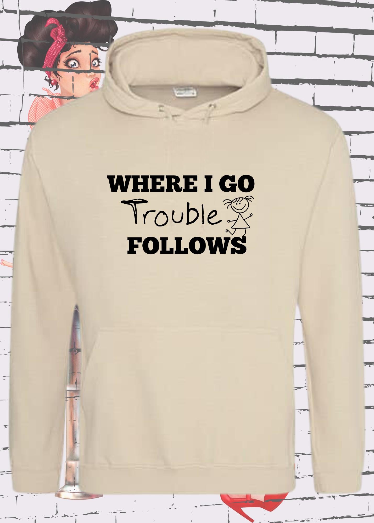 π¨βπ©βπ§βπ¦ Hoodie 'Where I Go Trouble Follows' - Eltern Geschenkidee π Unisex Kapuzenpulli