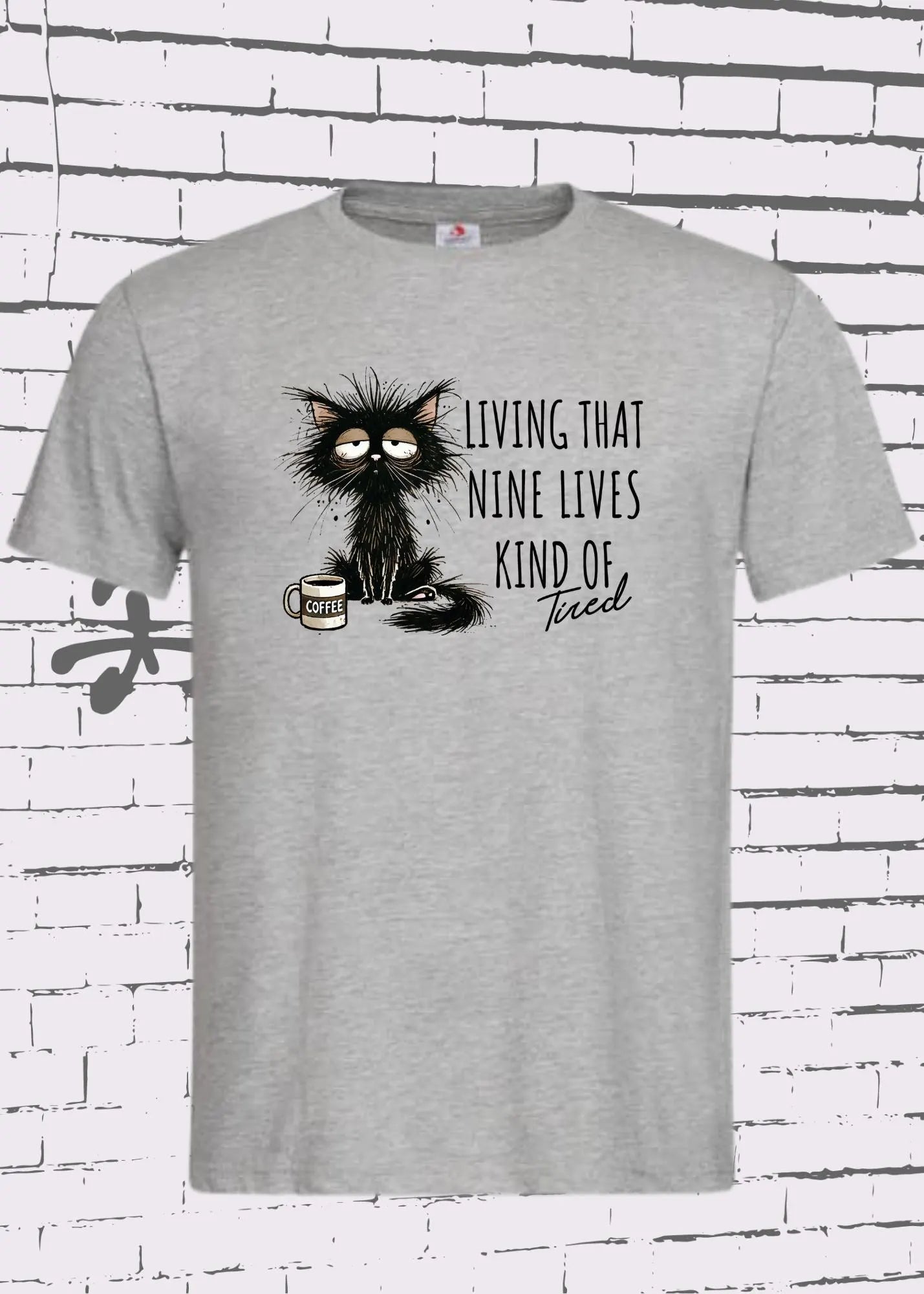 😴 T-Shirt Living that nine Lives kind of tired 🐱 Katzenspruch Geschenkidee Unisex 💤✨