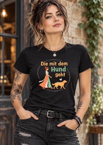 Damen T-Shirt 'Die mit dem Hund geht' - Hundeliebhaber Geschenk Gassi-Gehen