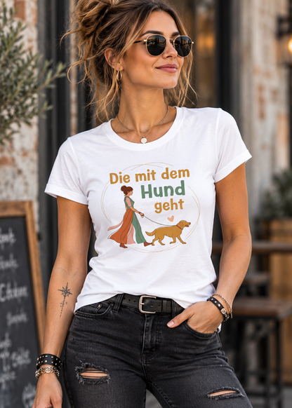 Damen T-Shirt 'Die mit dem Hund geht' - Hundeliebhaber Geschenk Gassi-Gehen