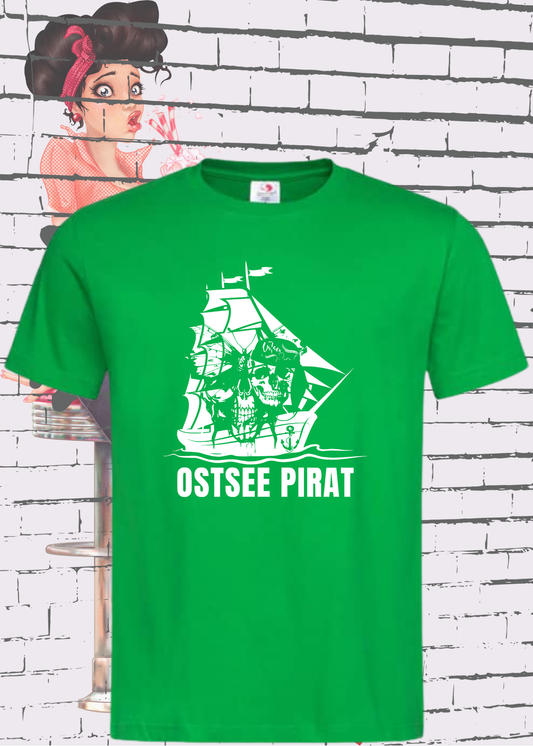 🏴‍☠️ Ostsee Pirat Unisex T-Shirt - Witziges Spruch Shirt mit Schiff Design ⚓