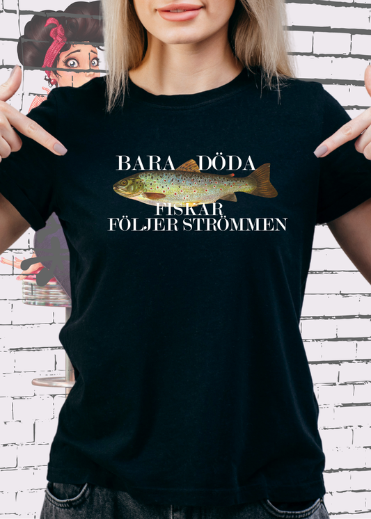 🐟 T-Shirt 'Bara Döda Fiskar Följer Strömmen' - Schwedischer Spruch Geschenk Unisex