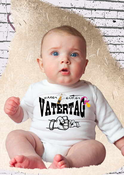Tragebeispiel: Mädchen Baby Body Unser erster Vatertag in White.