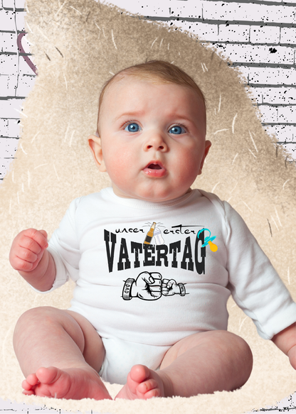 Tragebeispiel: Jungen Baby Body Unser erster Vatertag in White.