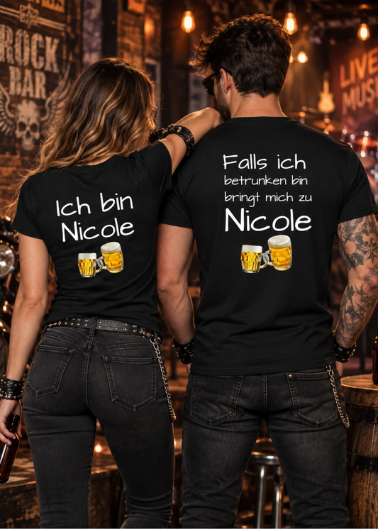 Schwarze Partner-T-Shirts mit Bierkrügen und den Sprüchen „Ich bin Nicole“ und „Falls ich betrunken bin bringt mich zu Nicole“.