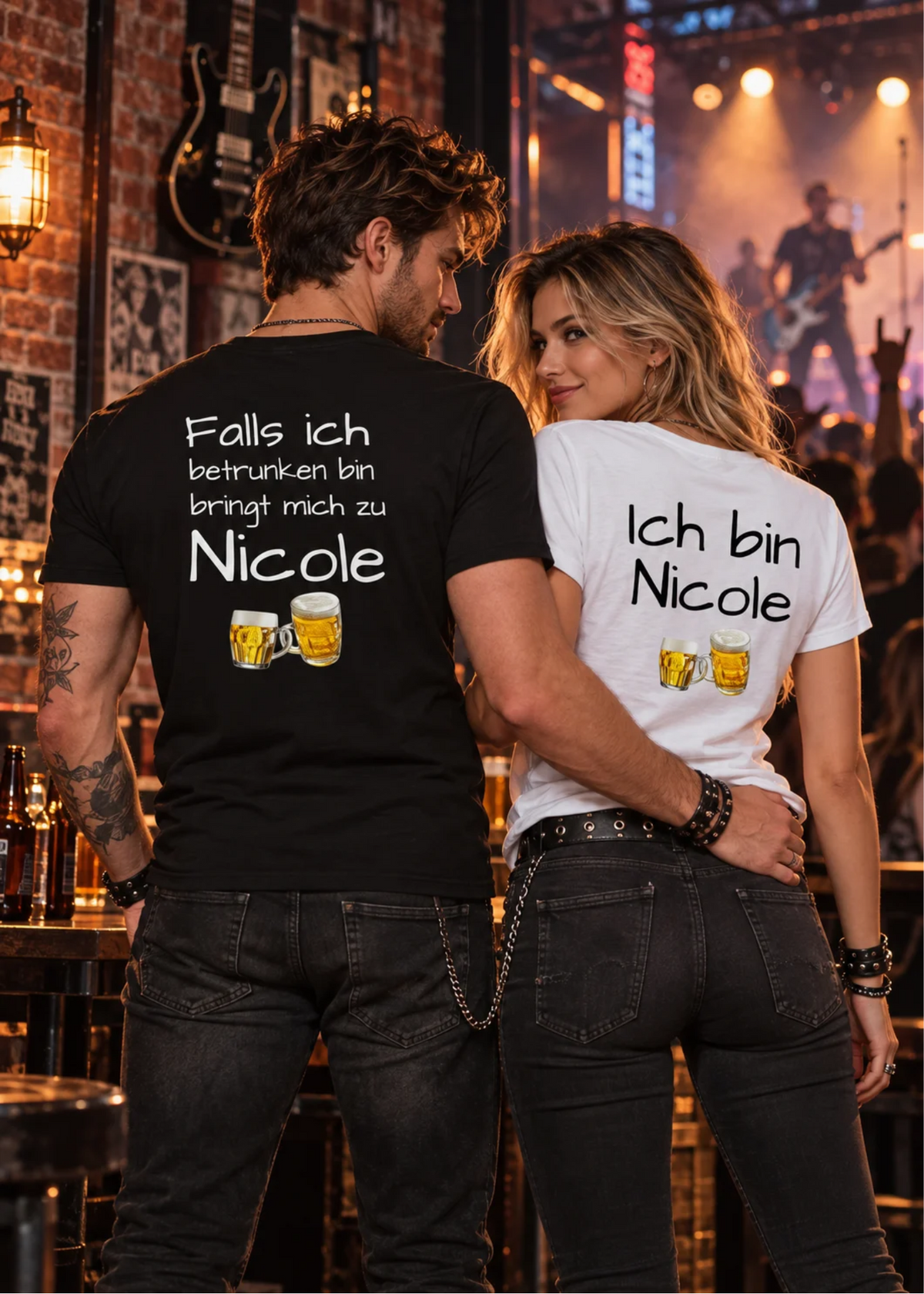 Partner-T-Shirts in Schwarz und Weiß mit dem Namensbeispiel Nicole und Bierkrug-Motiv, von hinten gezeigt.