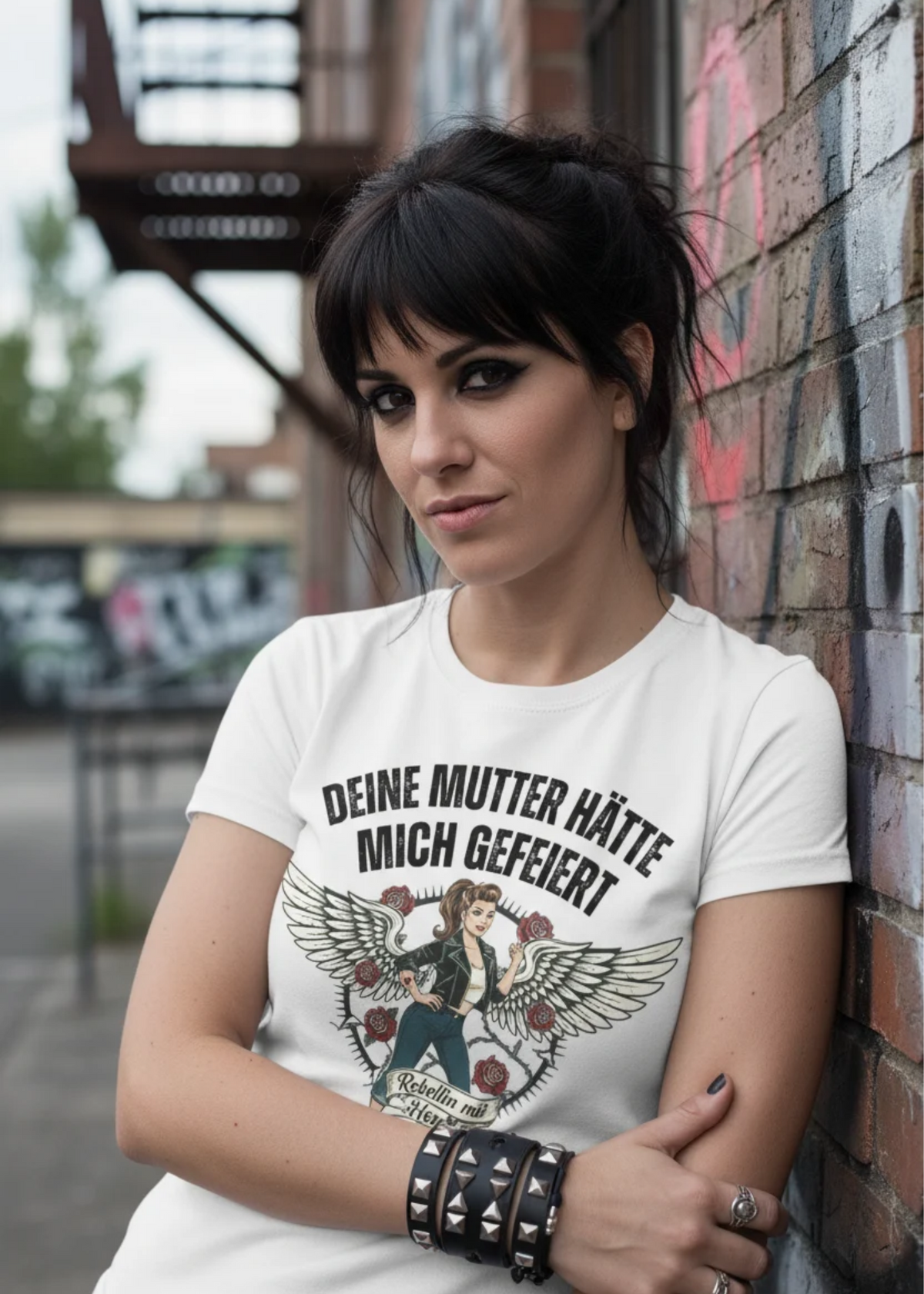 Tragebeispiel: Damen-T-Shirt „Deine Mutter hätte mich gefeiert“ in White.