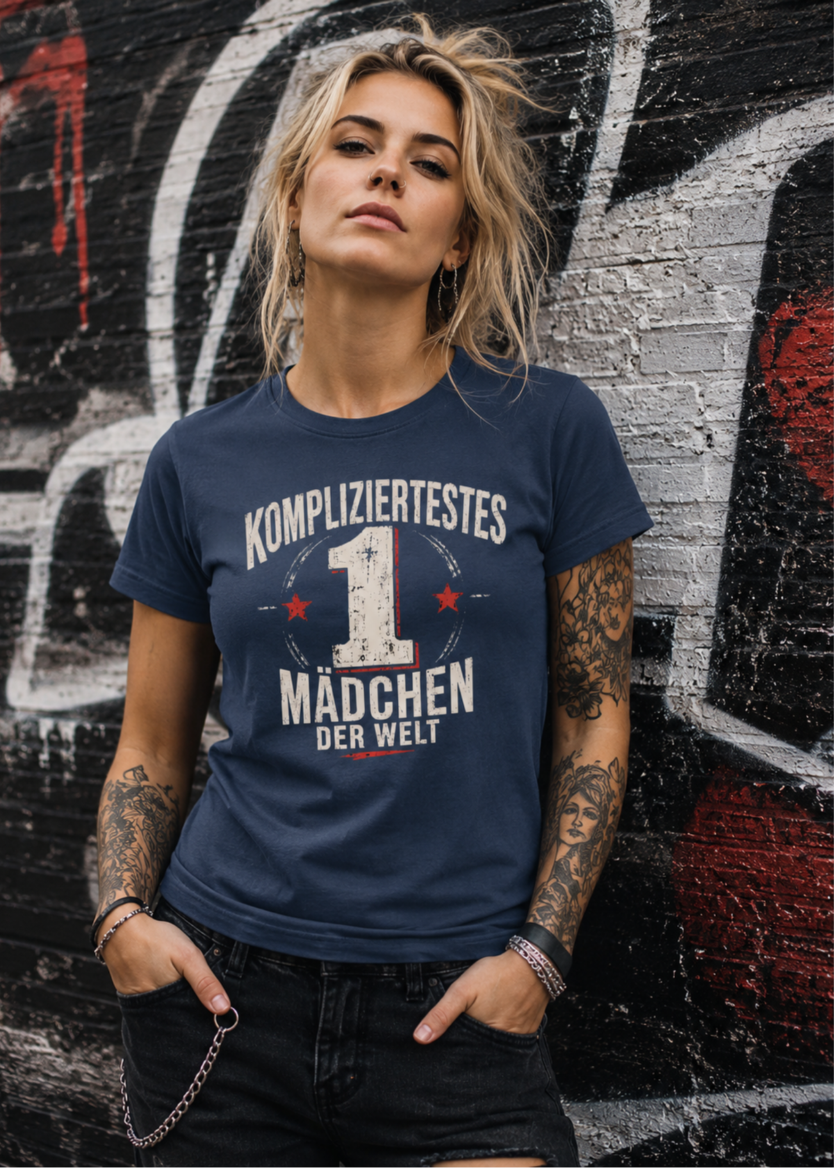 Tragebeispiel: Damen-T-Shirt „Kompliziertestes Mädchen der Welt“ in Navy Blue.