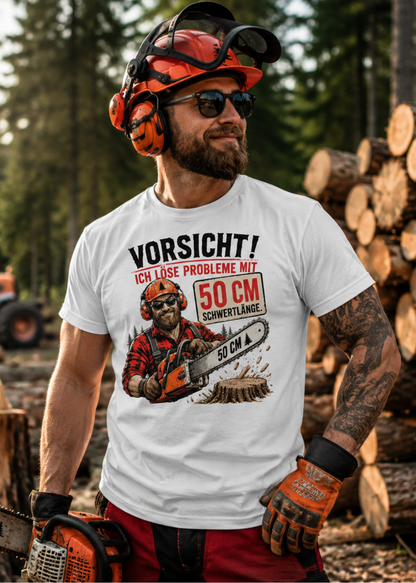 Tragebeispiel: Unisex-T-Shirt „Vorsicht! Ich löse Probleme mit 50 cm Schwertlänge“ in White.