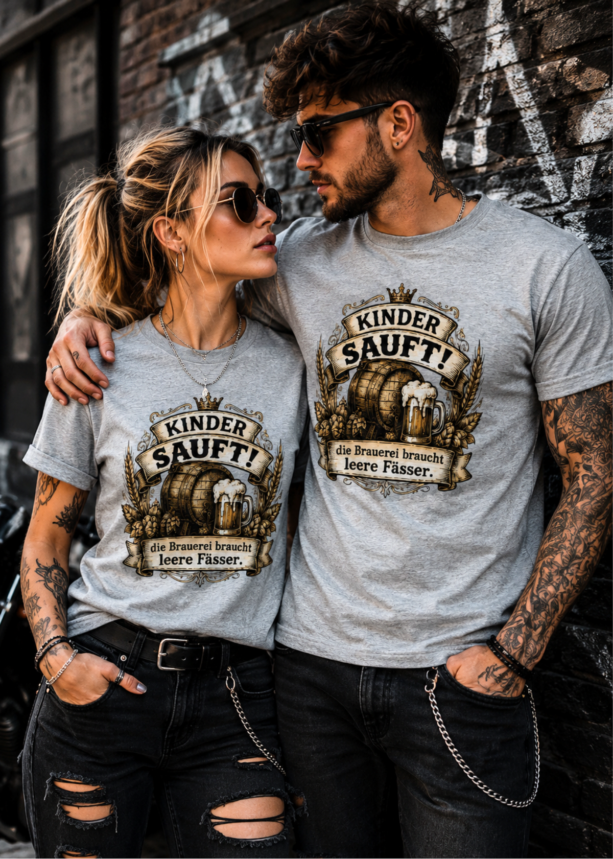 Tragebeispiel: Unisex-T-Shirt „Kinder sauft! – Die Brauerei braucht leere Fässer“ in Grey Heather.