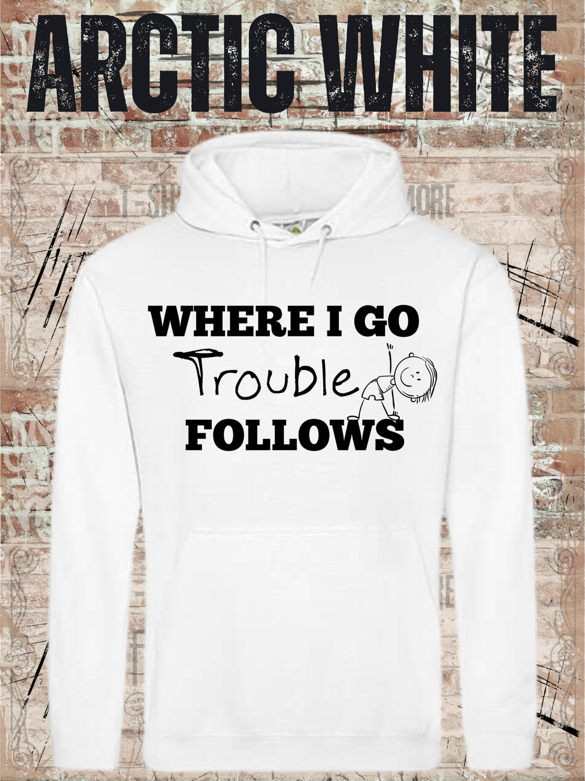 Unisex-Hoodie „Where I Go Trouble Follows“ in Arctic White, Vorderansicht.