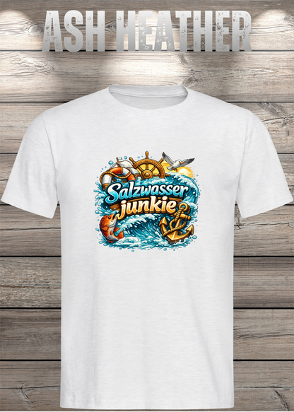 Salzwasser-Junkie Unisex T-Shirt in Ash Heather.