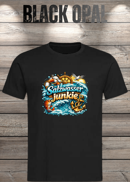 Salzwasser-Junkie Unisex T-Shirt in Black Opal.