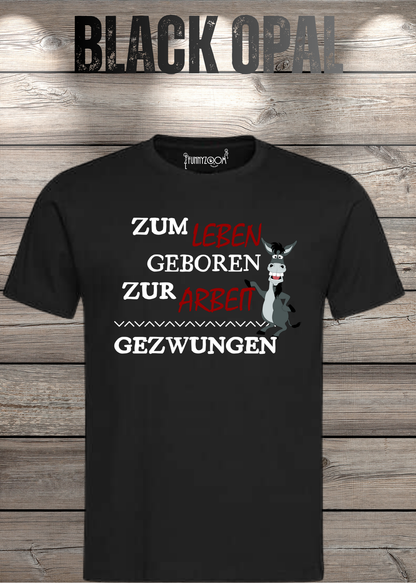 Unisex-T-Shirt „Zum Leben geboren zur Arbeit gezwungen“ in Black Opal.