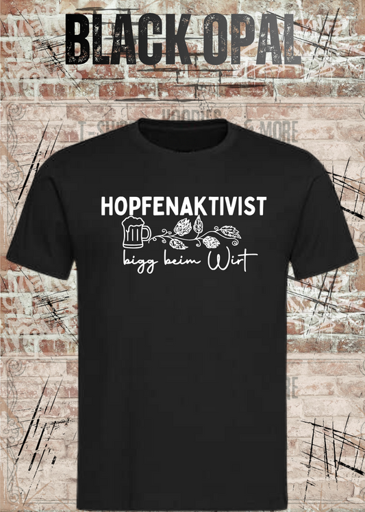 Hopfenaktivist T-Shirt – „bigg beim Wirt“ – Lustiges Bier Shirt für Männer