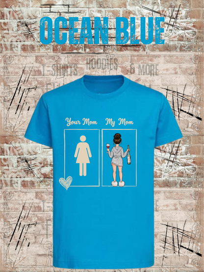 Kinder-T-Shirt „Your Mom My Mom“ in Ocean Blue.