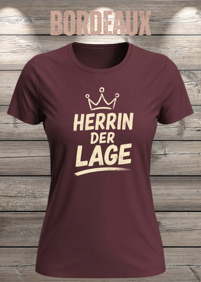 Damen-T-Shirt „Herrin der Lage“ in Bordeaux.