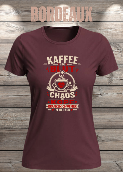 Krankenschwester T-Shirt – Kaffee im Blut, Chaos im Kopf