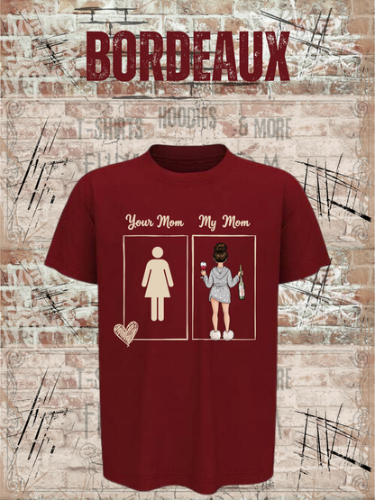 Kinder-T-Shirt „Your Mom My Mom“ in Bordeaux.