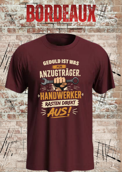 Geduld ist was für Anzugträger – Handwerker rasten direkt aus! T-Shirt in Bordeaux.