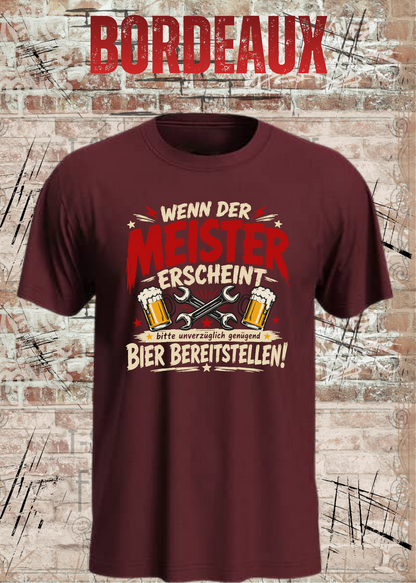 Herren-T-Shirt „Wenn der Meister erscheint – Bier bereitstellen“ in Bordeaux.