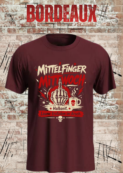 Unisex-T-Shirt „Mittelfinger Mittwoch – Halbzeit, Laune im Arsch“ in Bordeaux.