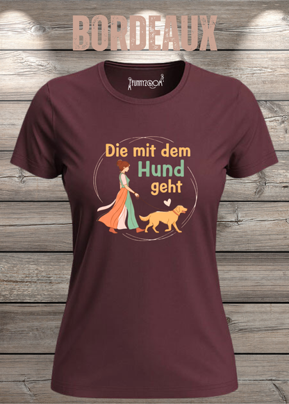 Damen-T-Shirt „Die mit dem Hund geht“ in Bordeaux.