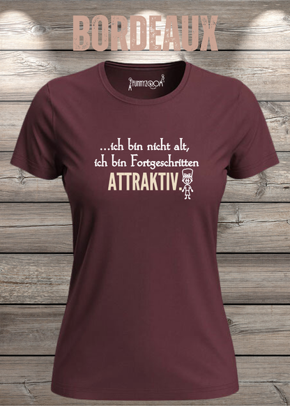Ich bin nicht alt – ich bin fortgeschritten attraktiv! Damen T-Shirt in Bordeaux.