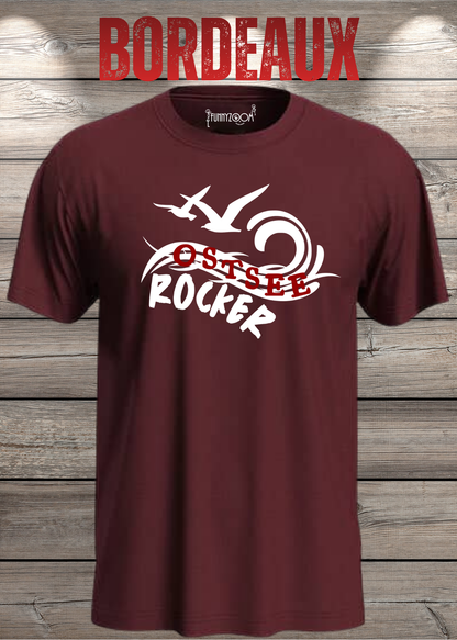 Unisex-T-Shirt „Ostsee Rocker“ in Bordeaux.