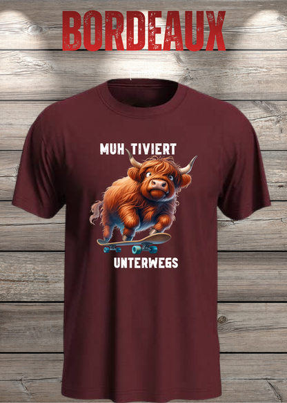 Unisex-T-Shirt „MUH-TIVIERT UNTERWEGS“ in Bordeaux.