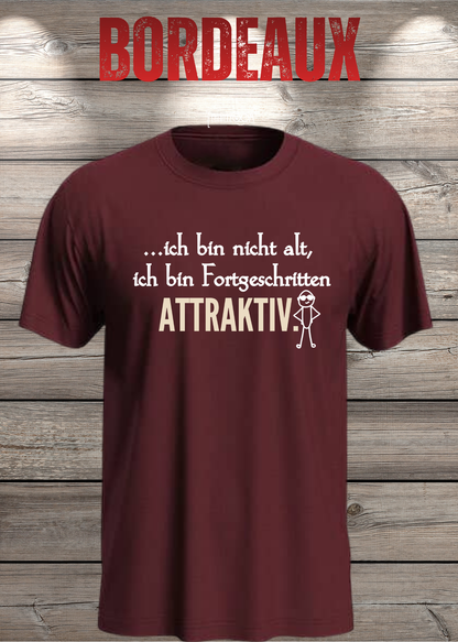 Ich bin nicht alt – ich bin fortgeschritten attraktiv! Herren T-Shirt in Bordeaux.