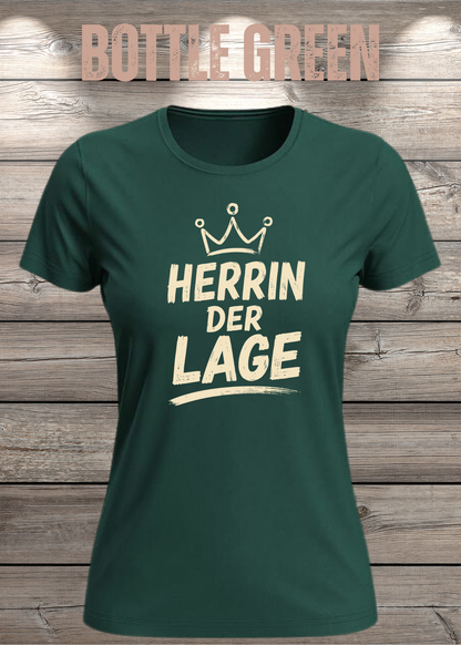 Damen-T-Shirt „Herrin der Lage“ in Bottle Green.