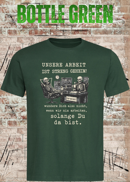 Unisex-T-Shirt „Unsere Arbeit ist streng geheim“ in Bottle Green.