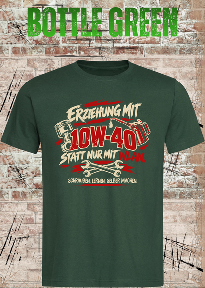 Unisex-T-Shirt „Erziehung mit 10W-40“ in Bottle Green.