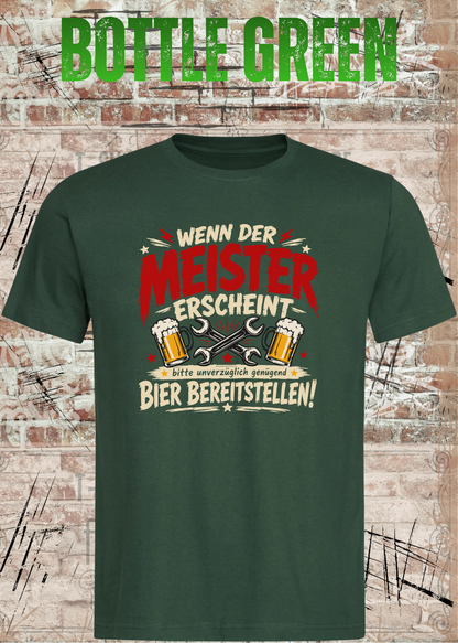 Herren-T-Shirt „Wenn der Meister erscheint – Bier bereitstellen“ in Bottle Green.
