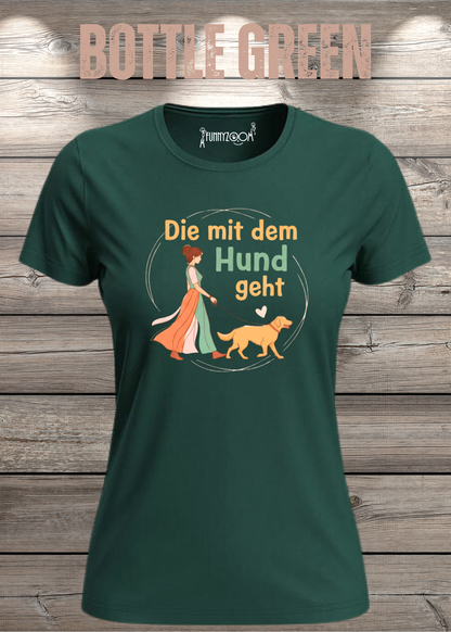 Damen-T-Shirt „Die mit dem Hund geht“ in Bottle Green.