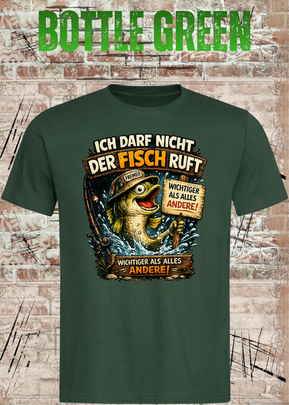 Unisex Angler T-Shirt – Ich darf nicht, der Fisch ruft in Bottle Green.