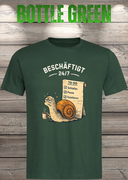 Beschäftigt 24/7 Schnecken T-Shirt in bottle green- Witziges Unisex Shirt