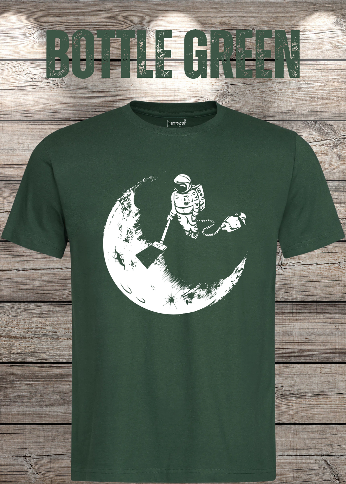 T-Shirt Mond mit Astronaut der Mond mit Staubsauger Staub saugt in Bottle Green.