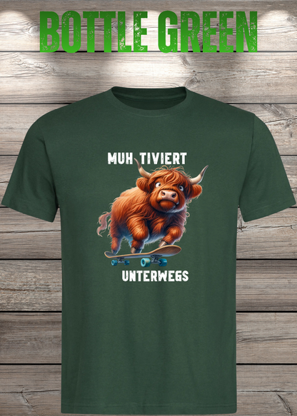 Unisex-T-Shirt „MUH-TIVIERT UNTERWEGS“ in Bottle Green.