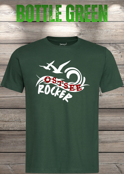 Unisex-T-Shirt „Ostsee Rocker“ in Bottle Green.