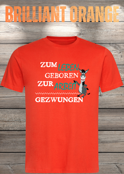 Unisex-T-Shirt „Zum Leben geboren zur Arbeit gezwungen“ in Brilliant Orange.